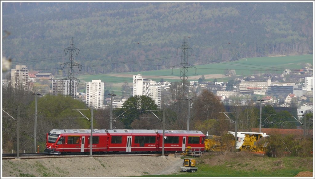 Ein neuer Allegra-Triebzug fhrt einen Gterzug nach Samedan und verlsst soeben Chur. (21.04.2010)