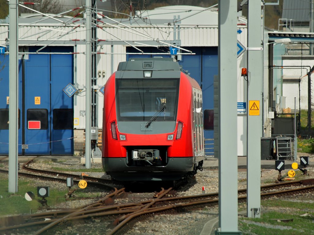 Ein neuer BR 430 S-Bahn-Triebwagen, der noch keine Nummer hat, am 02.04.2012 im Bombardier-Werk in Aachen. Das Bild wurde durch den Zaun von der Krantzstrasse aus gemacht.