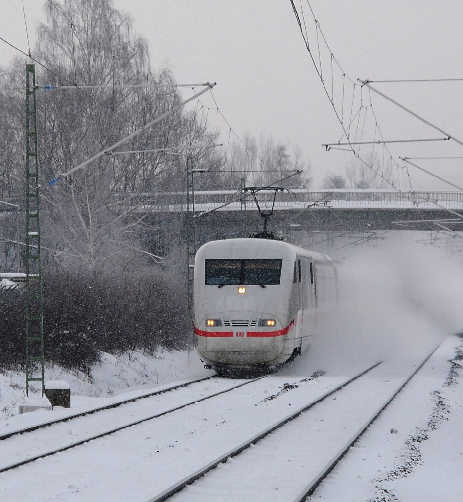 Ein neuer Gast auf der Frankenwaldbahn ist der 401. Allerdings fuhr auch dieser ICE 915 alias 401 061 (Bebra) mit ca. 10 min durchs Land. (26.12.2010)