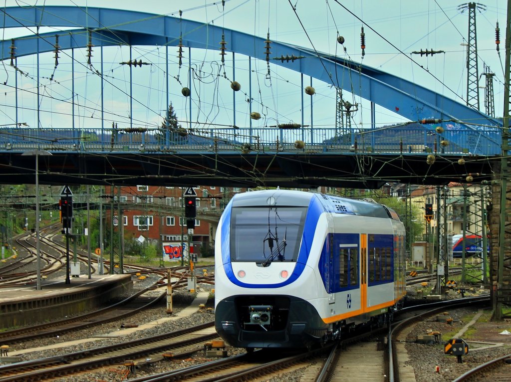 Ein neuer Niederlndischer SLT Triebzug (2468) am 27.04.2012 im Aachener Hbf? Ja, er wird aber von V155 der Rurtalbahn unter der Burtscheider Brcke Richtung Aachen West geschleppt. Links im Bild die Sdrampe nach Belgien.