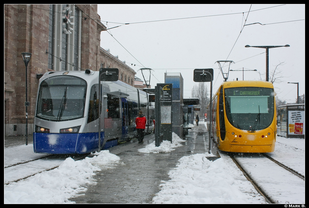 Ein neuer TramTrain Wagen aus dem Hause Siemens (Avanto) und ein Citadis der Mulhouser Straenbahn die seit 2006 existiert. Die TramTrain nach Thann rundet das ganze Konzept noch ab. Aufgenommen am 18.12.10.