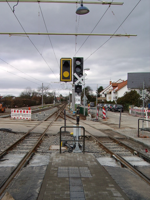 Ein neues Lichtsignal in Edingen OEG Bahnhof am 05.02.11