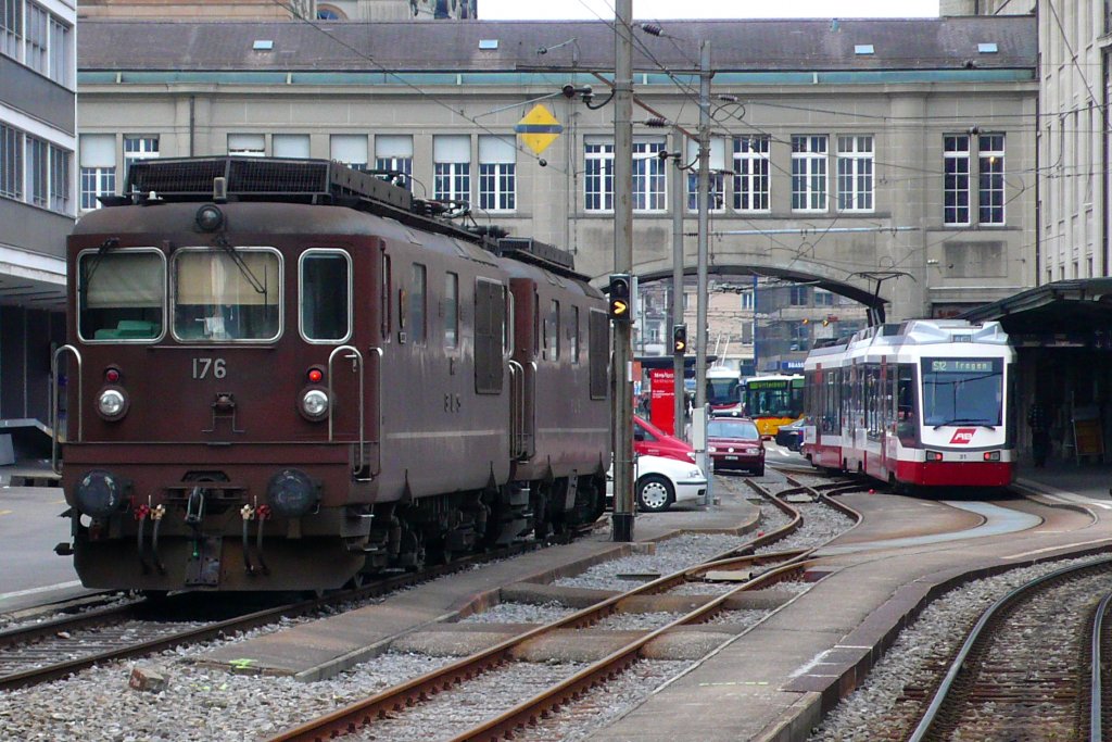 Ein nicht alltgliches Bild. 2 Re 4/4 (176 + 164) der BLS neben einen Zug der Appenzellerbahnen (Be 4/8 31) beim Nebenbahnhof in St. Gallen am 08.04.10