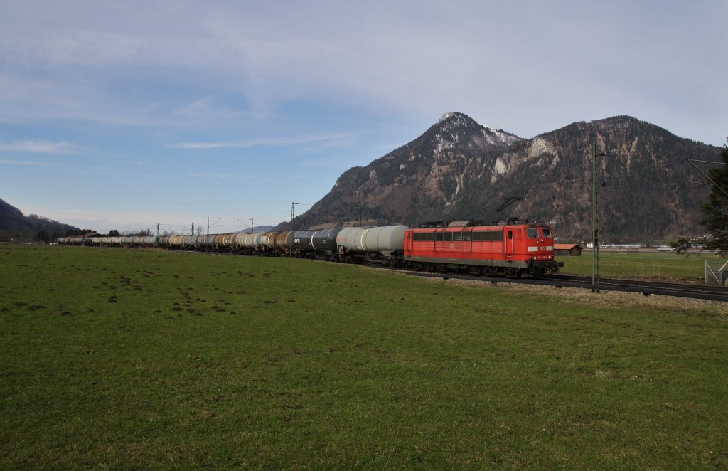 Ein nicht alltgliches Bild im Inntal, aber trotzdem kommt ab und zu eine BR 151 vorbei. Hier fhrt 151 058-5 mit einem Tankzug aus 19 Wagen von Ingolstadt kommend nach Kufstein. Im Grenzbahnhof ist schluss fr die 151. Sie wartet dann auf einen Gterzug aus sterreich, um Ihn nach Deutschland zu bernehmen. In Kufstein bernimmt spter eine 1144 der BB. 