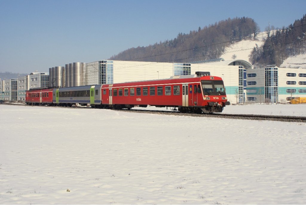 Ein nicht mehr ganz reiner BLS-Pendelzug verlsst am 16.2.10 Willisau als S 7 nach Trubschachten.