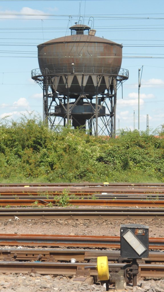 Ein nicht mehr genutzter Wasserturm aus der Dampflokzeit steht (noch) im Mannheimer Rangierbahnhof. (02.08.11)