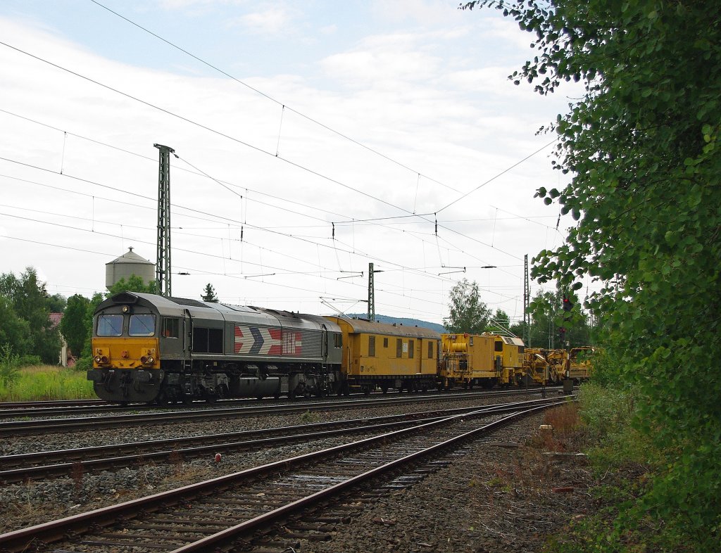 Ein nicht weniger seltener Gast war am 30.07.2010 die Class66 der HGK, die mit etwas Baukram in Richtung Norden durch Eschwege West kam.