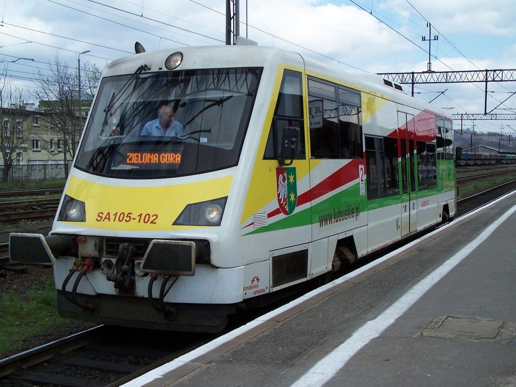 Ein niedlicher kleiner Triebwagen SA105 102 im Bahnhof Jelenia Gora (Hirschberg) am 22/04/10.