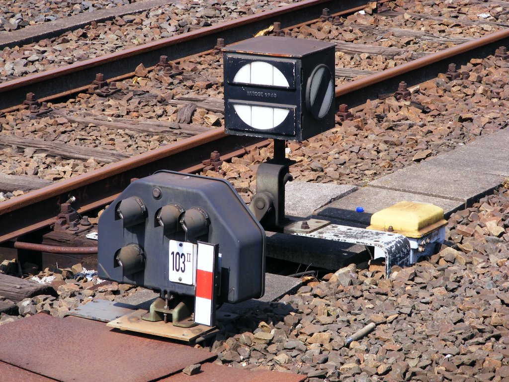 Ein niedriges Lichtsperrsignal und das Formsignal einer Gleissperre im Hagener Hauptbahnhof am 28. April 2010.