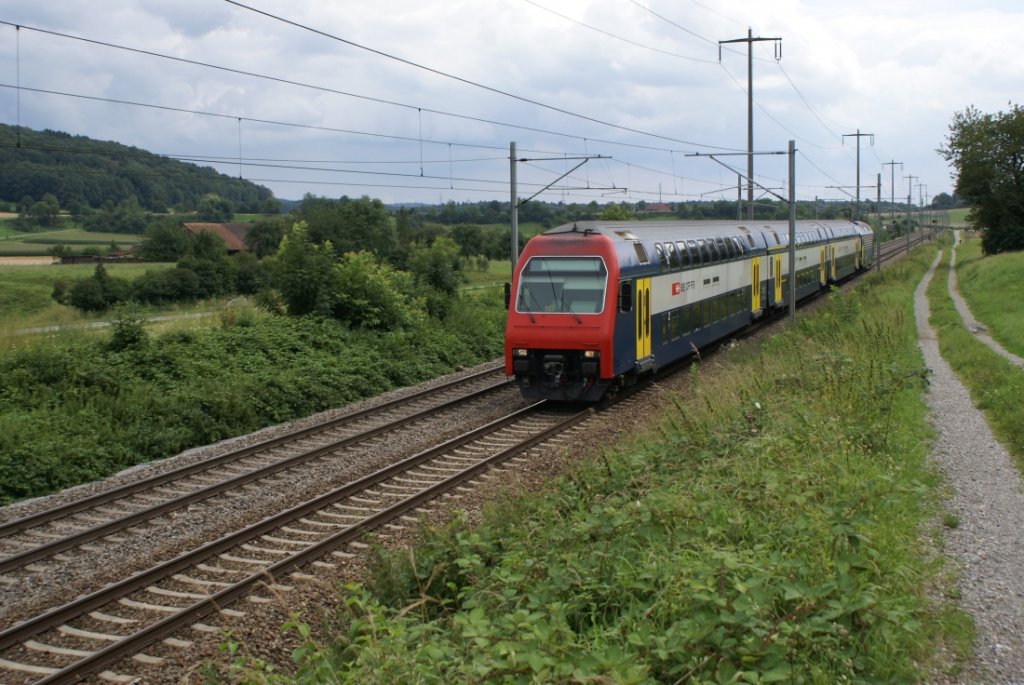 Ein noch durchgehend mit gelben Tren bestckter DPZ fhrt am 6.8.10 als Dienstzug nach Rafz von Glattfelden Richtung Eglisau.