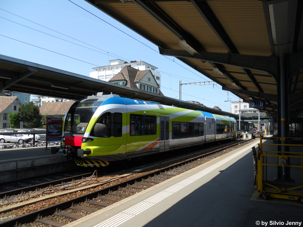 Ein noch unnummerierter GTW 2/6 f�r die FNM (Ferrovia Nord Milano) steht am 25.5.2011 in Romanshorn auf Testfahrt ab dem Stadler-IBS-Werk in Erlen. Kennt vielleicht jemand die k�nftige Bezeichnung dieser Fahrzeuge?