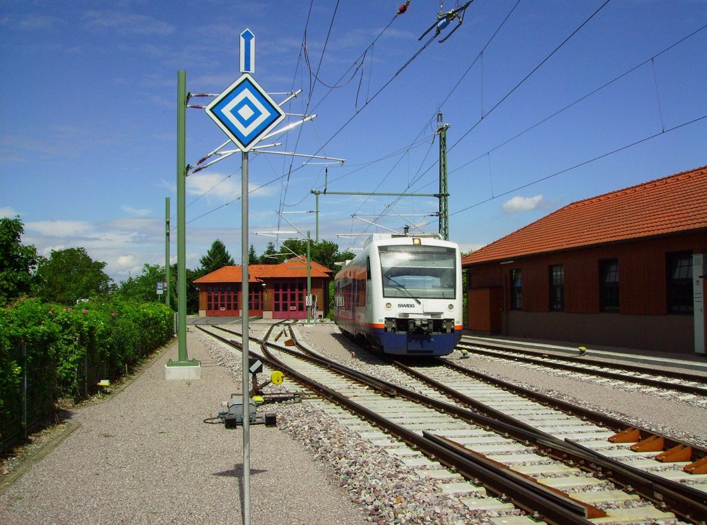 Ein normaler RS1 der SWEG war am 12.08.2013 fr SWE 72521 nach Mnstertal (Schwarzwald) eingeteilt und hat soeben den Bahnhof Staufen erreicht.