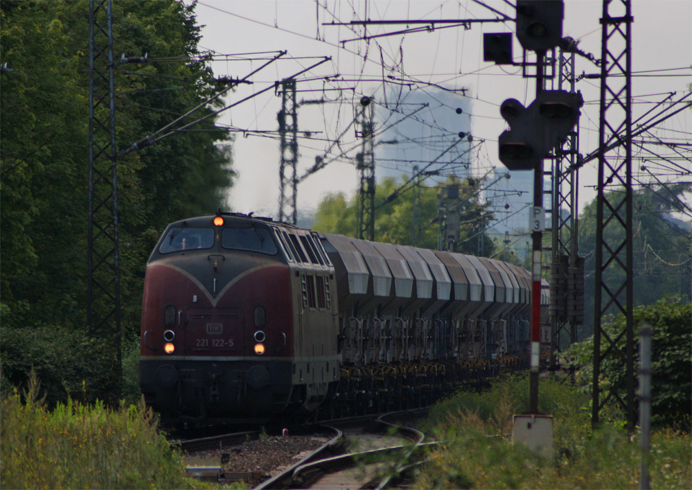 Ein Notschuss aus Rhndorf, 221 112-5 kommt mit einem Gterzug Richtung Bad Honnef - Koblenz durchgefahren, 9.8.10