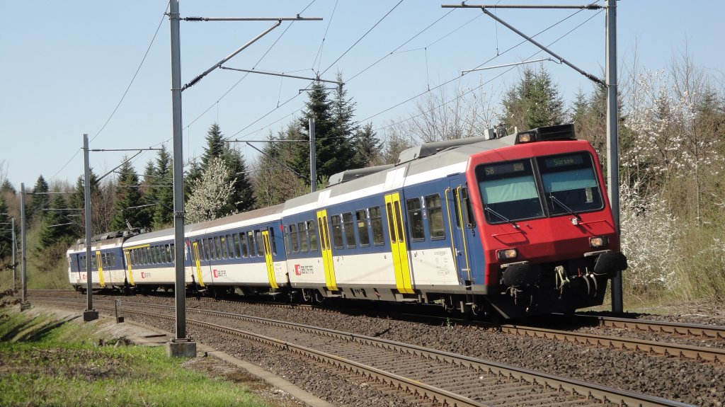 Ein NPZ als S8 nach Sursee legt sich am 08.04.11 nrdlich von seinem Zielbahnhof in die Kurve.