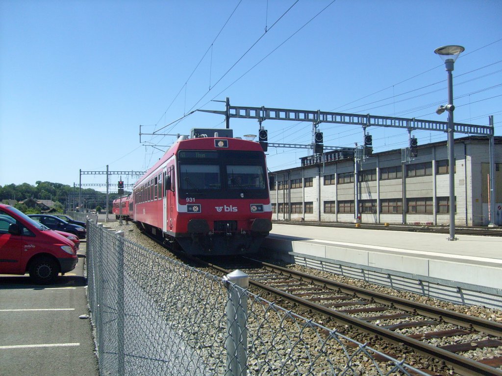 Ein NPZ der BLS als S4 nach Thun bei der Einfahrt in Gleis 11 des Bahnhofes Burgdorf am 3.7.