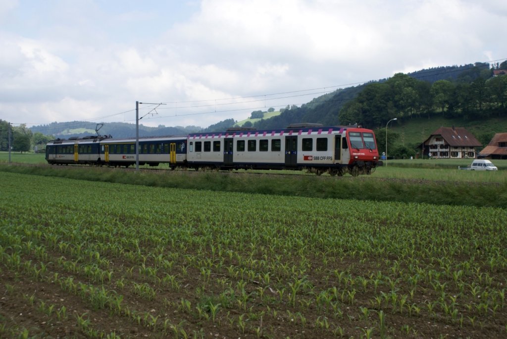 Ein NPZ mit einem weissen Steuerwagen (ex MThB) erreicht am 22.6.10 Gettnau.