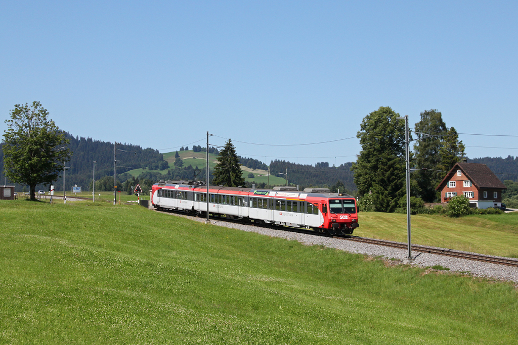 Ein NPZ der Sdostbahn am 27.06.2011 bei Biberbrugg.