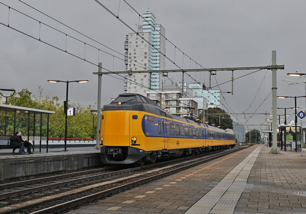 Ein NS koploper mit IC nach Zwolle, hier bei Einfahrt von Bf Tilburg am 8 okt 2011.