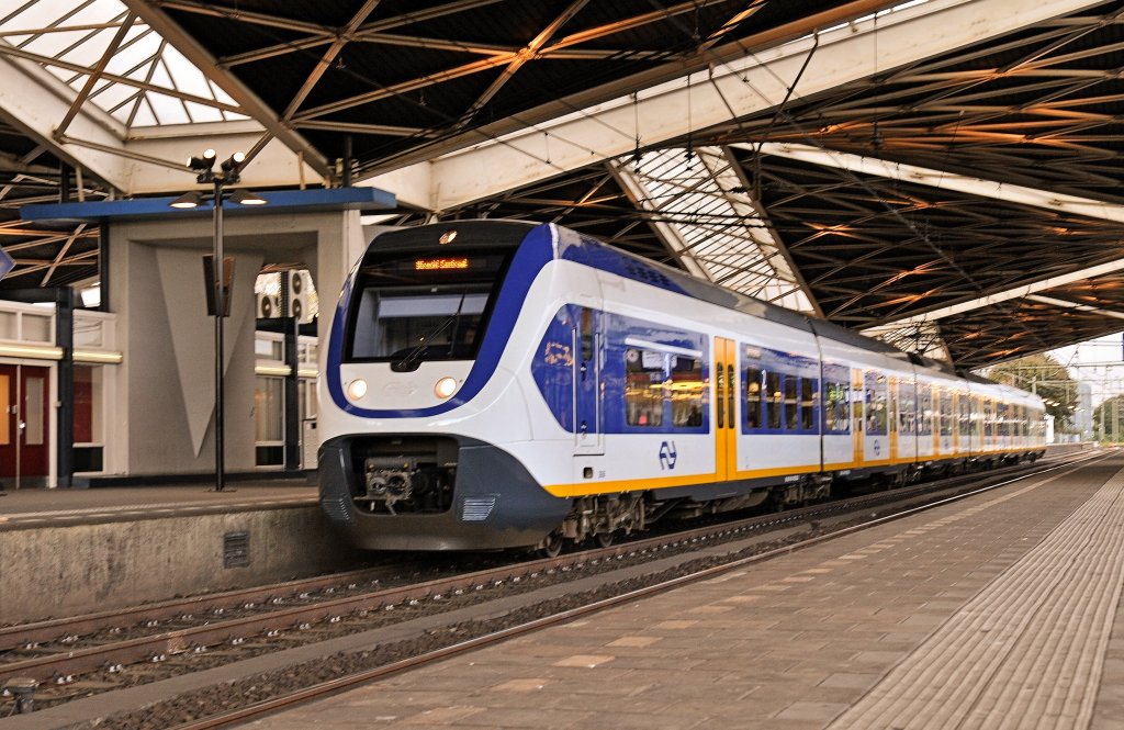 Ein NS SLT ist mit Zug 13458 unterwegs von Breda, hier bei Einfahrt von