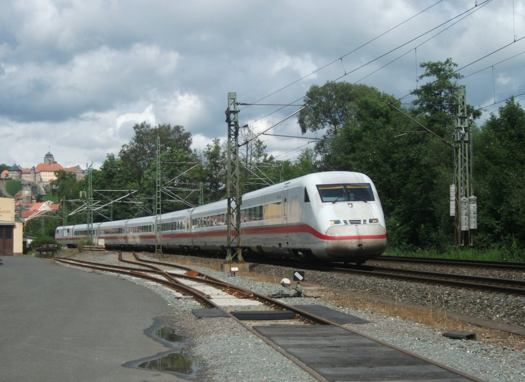 Ein nur 7-teiliger ICE 2 verlsst am 15.Juli 2012 den Kronacher Bahnhof Richtung Nrnberg.