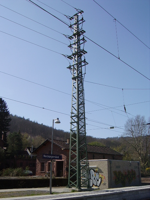 Ein Oberleitungsmast am 02.04.11 in Neckargemnd 