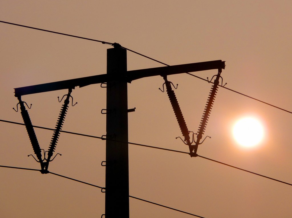 Ein Oberleitungsmasten im Sonnenuntergang. (12.01.10)