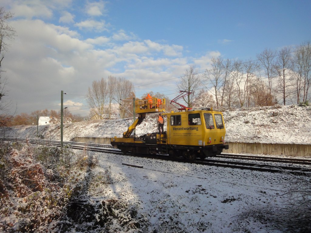 Ein Oberleitungsprfzug der DB prft die neue Oberleitung der neuen Stadtbahnstrecke Germersheim-Wrth, die am 12.12.2010 in Betrieb gehen wird