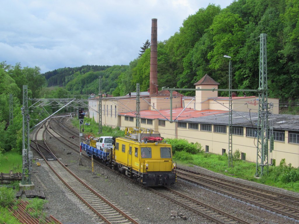 Ein Oberleitungsrevisionsfahrzeug von Europten durchfhrt am 20. Mai 2013 mit einem Flachwagen den Bahnhof Kronach in Richtung Saalfeld.