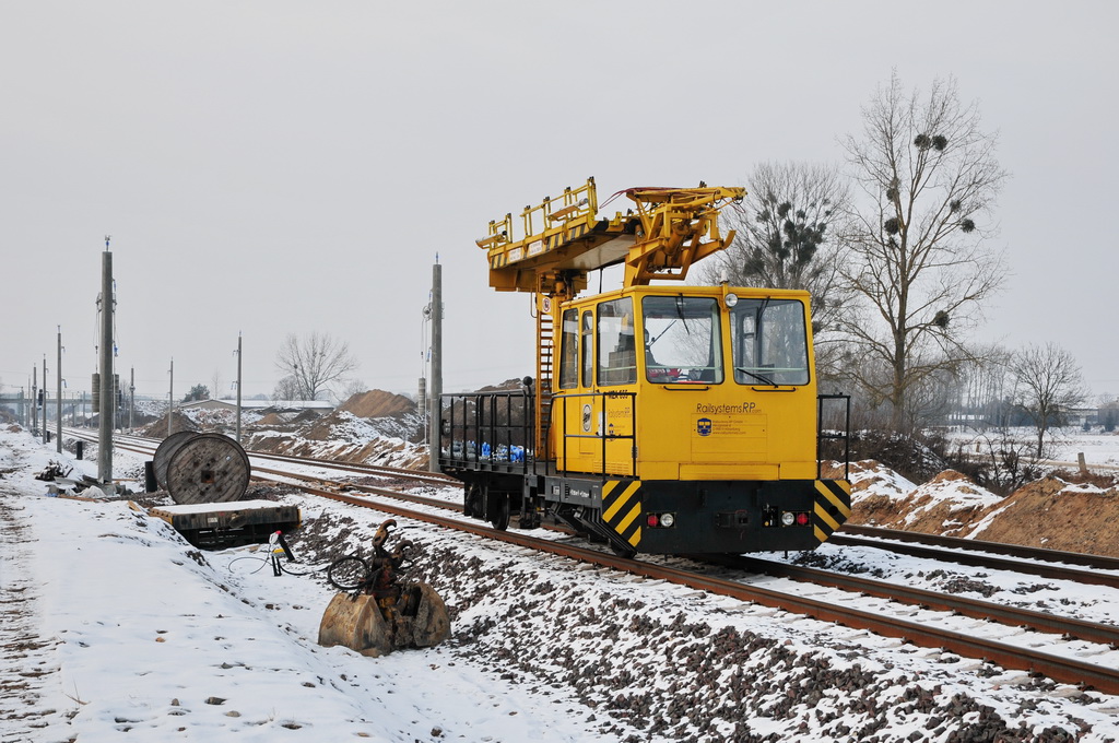 Ein Oberleitungsrevisionsfahrzeug wartet am 26.01.2013 im Bahnhof Grabowhfe auf neue Aufgaben. Hier ist der Streckenausbau bereits voran gekommen. Die neuen Oberleitungsmasten sowie die Signale stehen schon. Das Fahrzeug lsst vermuten, dass hier demnchst die neue Fahrleitung montiert wird. 