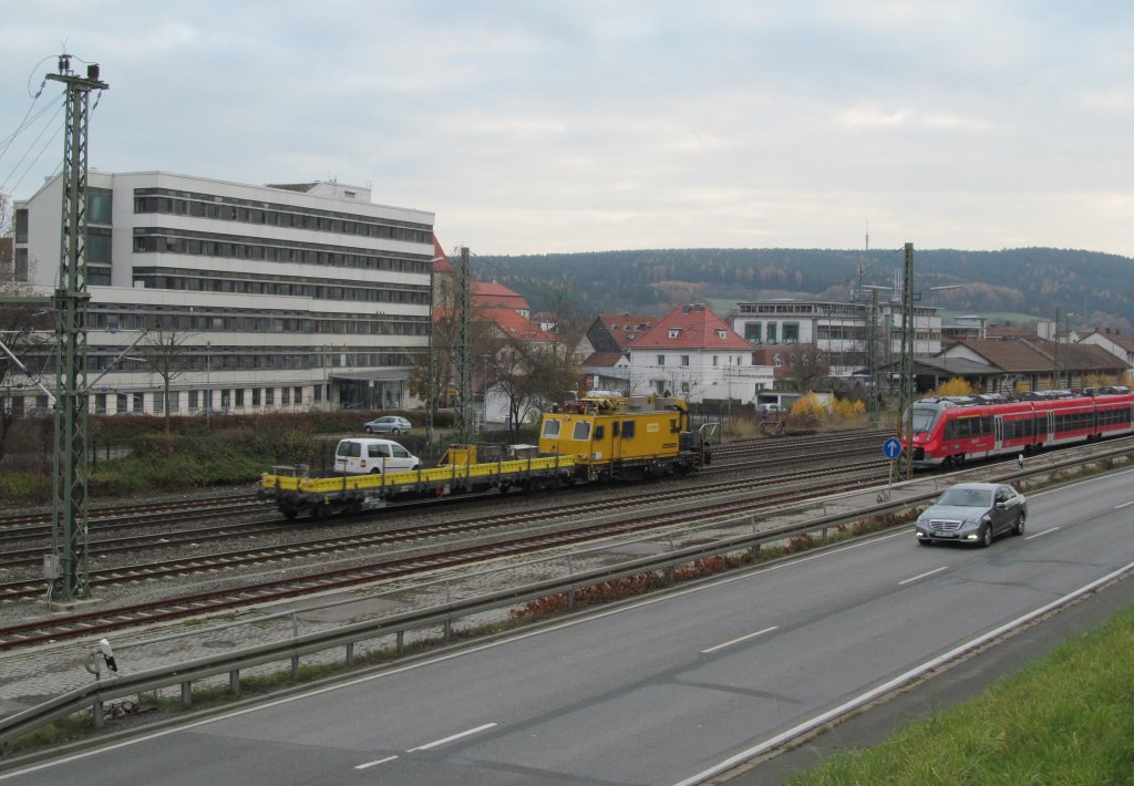 Ein Oberleitungsrevisionsfahrzeug zieht am 09. November 2012 einem Flachwagen samt Auto durch Kronach.