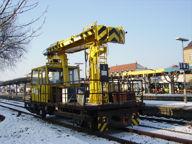 Ein Oberleitungwartungsfahrzeug in Sinsheim Hbf am 01.10.09 Ich bin den in Sinsheim begegnet und zwei mal in Neckargemnd scheinbar hat der Betreiber seinen Sitz in der Region Heidelberg