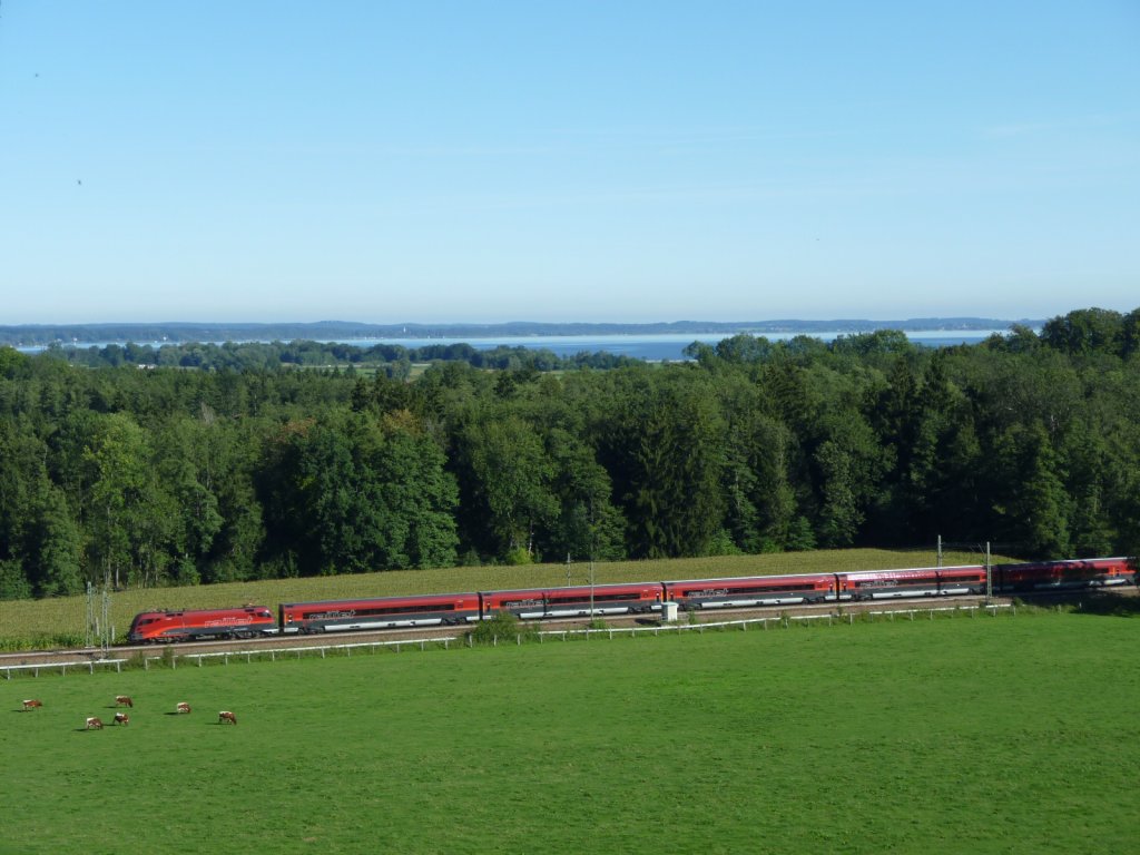 Ein BB Railjet im Korridor, aufgenommen am 09.10.11 bei bersee.
Im Hintergrund ist der Chiemsee gut zu erkennen.