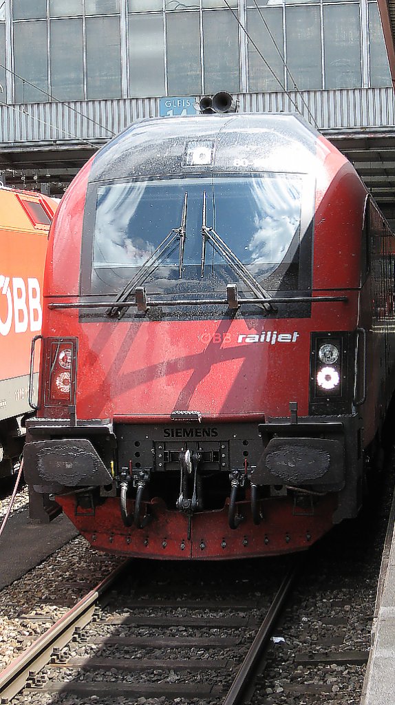 Ein BB Railjet in Mnchen Hauptbahnhof zur Fahrt nach Budapest am 12.06.2010.