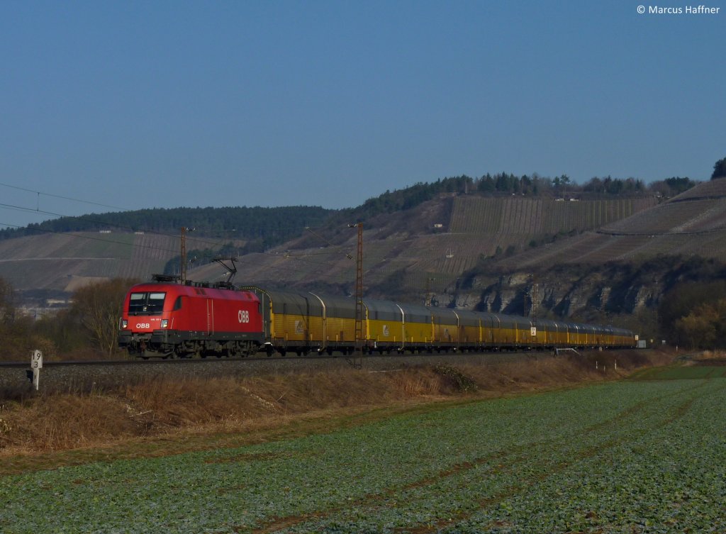 Ein BB Taurus mit der Nummer 1116 117-1 und mit Hccrrs Wgen. Im Hintergrund sind die schnen Weinberge und Felswnde von Himmelstadt zu sehn (war unsere vorherige Fotostelle, in den Weinbergen). Aufgenaommen am 29. Jan 2011 bei meiner ersten Fototour.