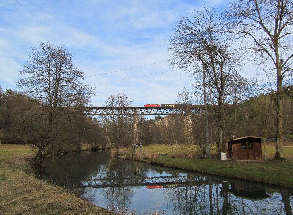 Ein BB Taurus zieht am 17. Mrz 2012 einen gemischten Gterzug ber die Laaberbrcke bei Beratzhausen.