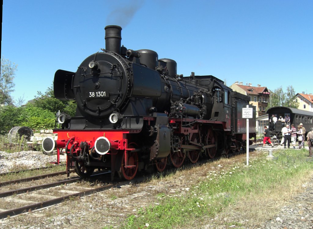 Ein  GEG  Sonderzug mit der Dampflok 38 1301 pendelte am 1. August 2010
zwischen Traunstein und Freilassing. Hier ist die Lok gerade beim Umsetzen in Freilassing.