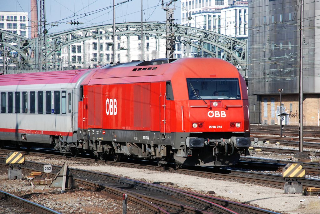 Ein sterreicher  Hercules , unter der Betriebsnummer 2016 074 brachte einen kurzen (aus 4 Wagen) Zug nach Mnchen Hbf. Bild vom 8.03.2011