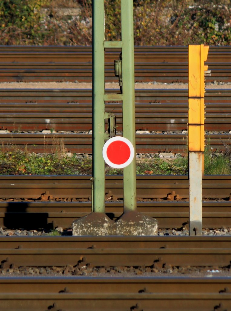 Ein �sterreichisches Zugschlu�signal h�ngt am 12.11.2011 an einem Mast in Aachen West.