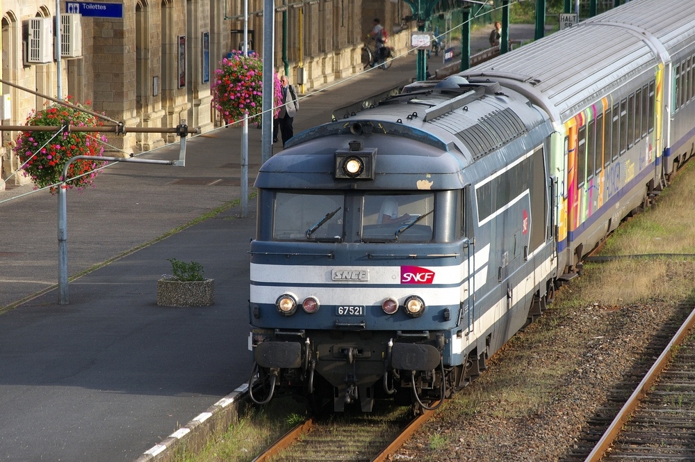 Ein  Oldtimer  der SNCF in Sarreguemines...

67521 hat ihren Schnellzug pnktlich aus Strasbourg nach Saargemnd gebracht.

Ein paar Kratzer hat die ltere Dame schon ab bekommen aber ansonsten scheint sie noch sehr rstig.

Positiv fllt am Rande auf. Der saubere und mit Blumen geschmckte Bahnsteig
und dass es noch Toiletten fr die Bahnbenutzer gibt.

Ein klares Votum fr mit Personal besetzte Bahnhfe inkl. Fahrkartenschalter usw.
15.09.2011
