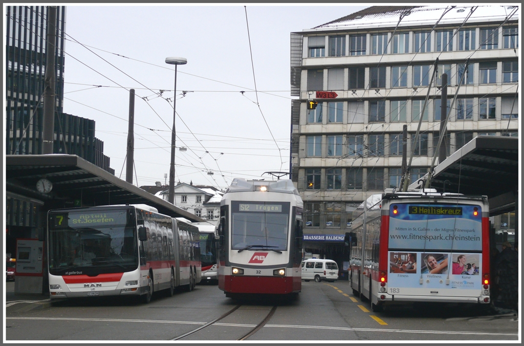 Ein organisiertes Durcheinander knnte man die Situation auf dem St.Galler Bahnhofplatz nennen, wo sich Fussgnger, Privatverkehr, Stadtbusse, Postautos und Trogenerbahn den Platz streitig machen. (21.12.2010)