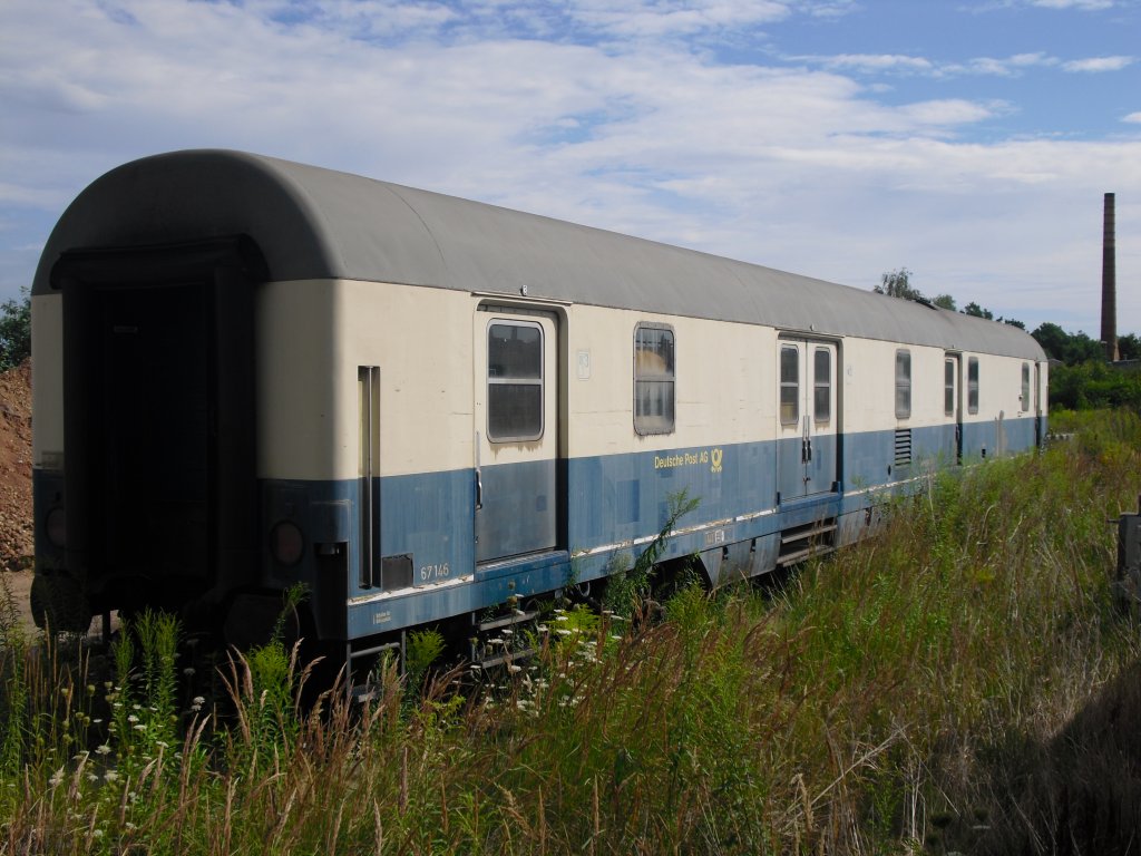 Ein Ozeanblau-beiger Bahnpost Wagen in Glauchau, am 01.08.10.