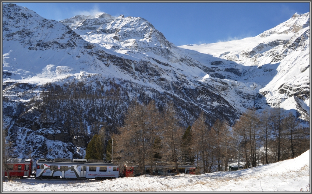 Ein paar Bilder von der Alp Grm. BerninaExpress R1625 mit ABe 4/4 III 55  Diavolezza  und 51  Poschiavo . Blick hoch zum Palgletscher. Auch dieser Gletscher schrumpft bedenklich, ist aber immer noch ein Blickfang von der Terrasse des Bahnhofbuffets. (08.12.2011)