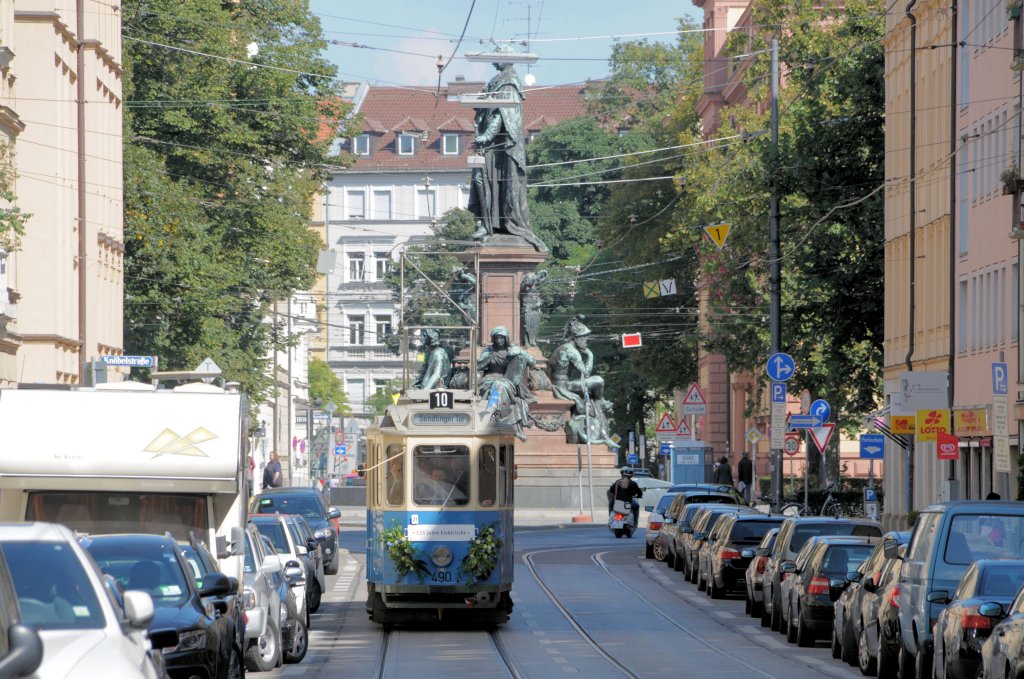 ...ein paar Meter frher, mit Maximilian-denkmal