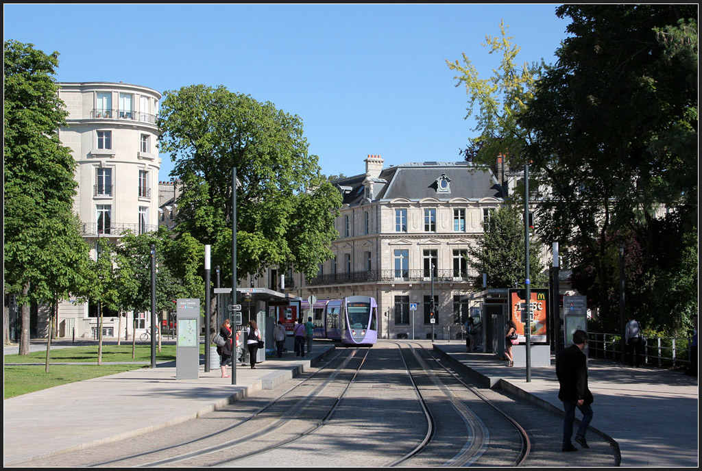 Ein paar Schritte sind es schon - 

... von der Straßenbahnhaltestelle bis zum  Gare Centrale  in Reims. 

23.07.2012 (M)