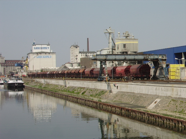 Ein paar Sch�ttgutwagen in Hanauer Hafenbahn am 24.04.11