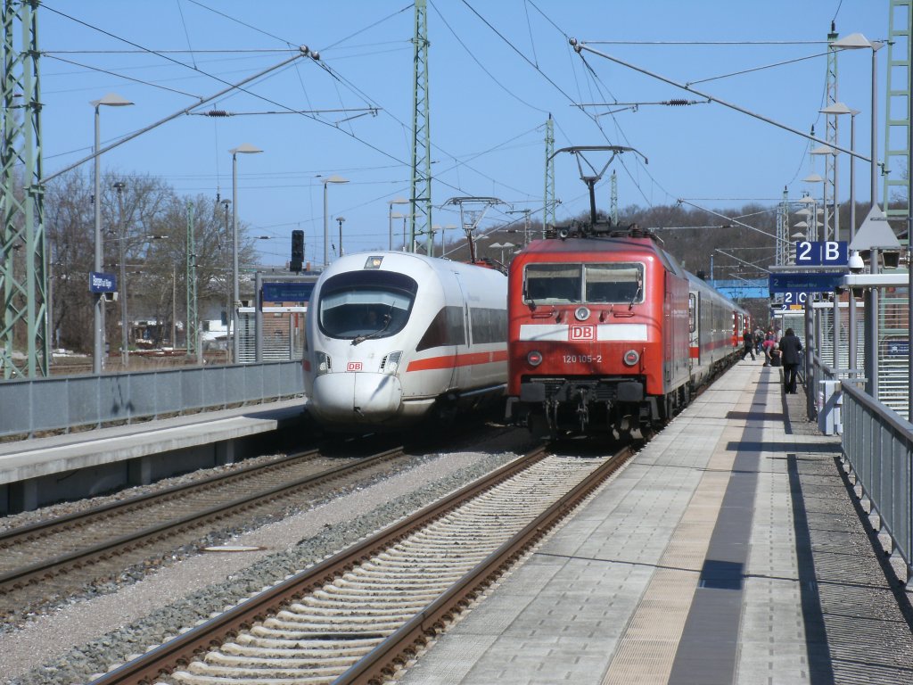 Ein paar Sekunden Verzgerung bei der Abfahrt,fr den IC 2357 Leipzig-Binz reichten schon fr dieses Bild,als es zur Begegnung mit dem ICE 1715,gefahren vom 411 075,am 20.April 2013,in Bergen/Rgen kam. 