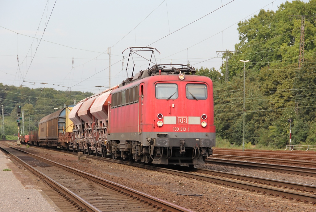 Ein paar Stunden zuvor kam die 139 313-1 schon mal Lz durch K�ln West und kam dann mit ein paar G�terwagen wieder zur�ck. Aufgenommen am 17.08.2011.