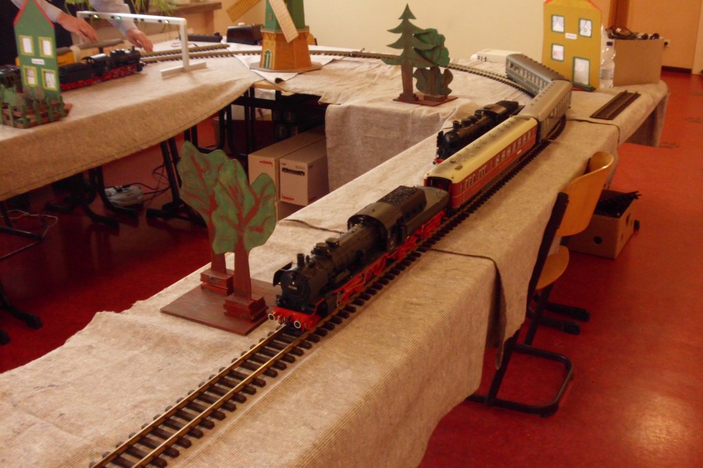 Ein paar Tische zusammengestellt und schon konnte man einen Kreis in Spur 1 bauen und diese Bahn,am 29.Dezember 2011 in Sassnitz,fahren lassen.