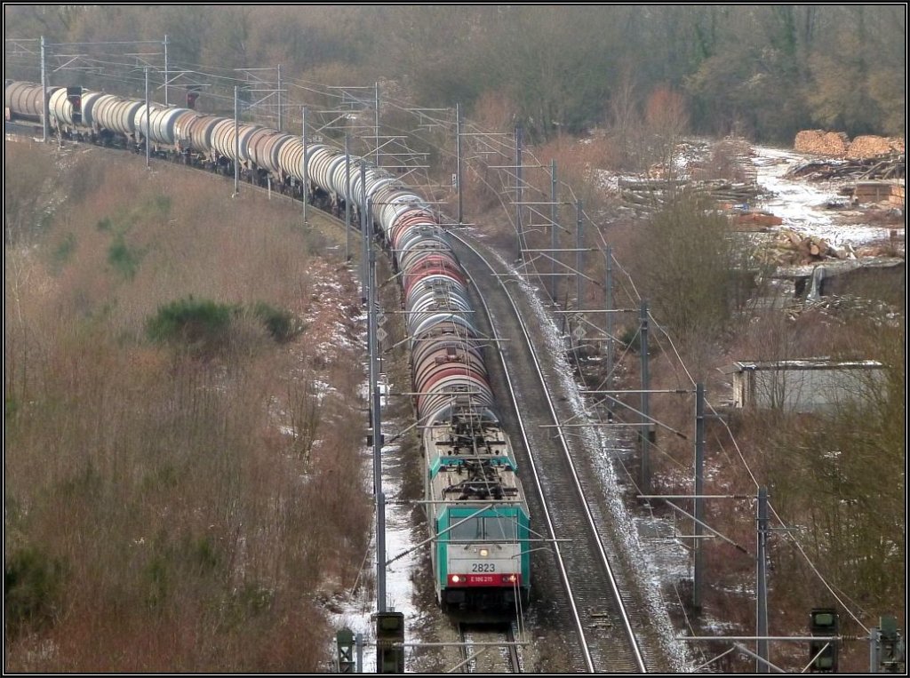 Ein paar Wintergre von der Montzenroute im Februar 2013. In Doppeltraktion geht es
hinab nach Aachen West fr diesen langen Kesselwagenzug. Aufgenommen am Dreilndereck D,B,NL.
