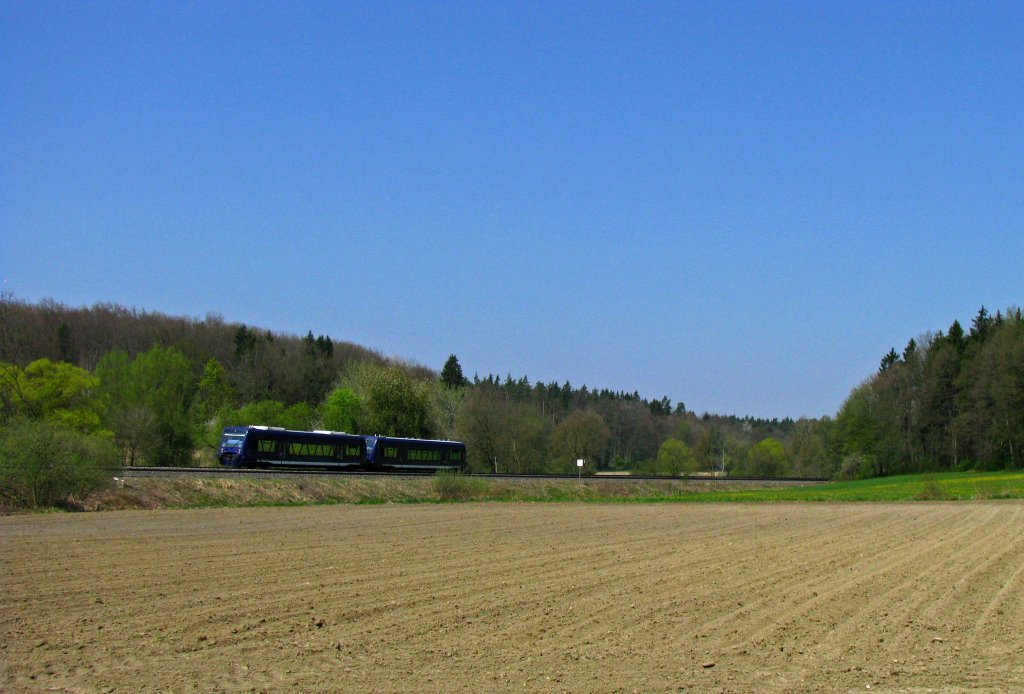Ein Prchen der BR 650 der Bodensee-Oberschwaben-Bahn als BOB 87221(Aulendorf-FN Hafen) zwischen Oberzell und Meckenbeuren. (24.April 2010)